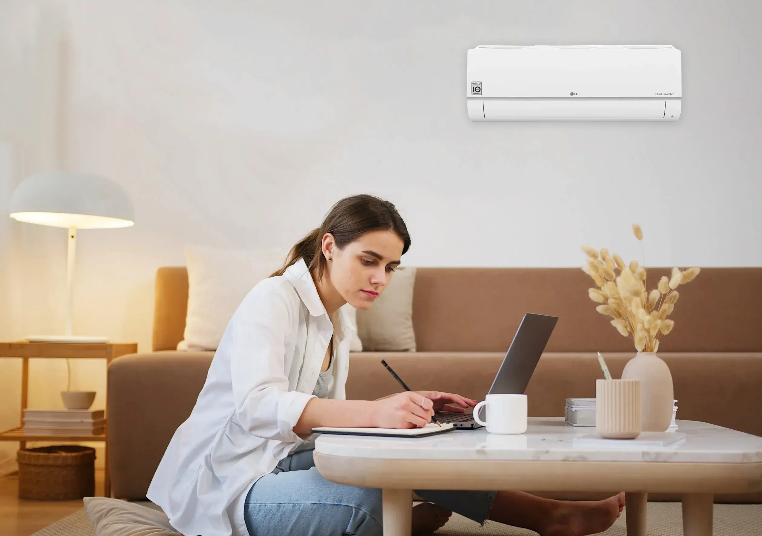 LG Dual Inverter Standard Plus airconditioner, rechteraanzicht, energiezuinig ontwerp voor efficiënte koeling en verwarming.