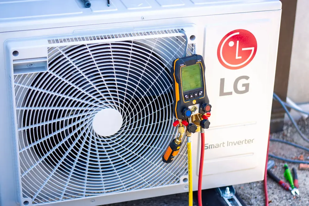 LG Smart Inverter buitenunit met aangesloten diagnosetool tijdens installatie door Energy Protect voor optimale energie-efficiëntie.