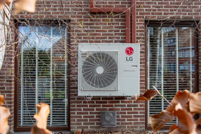 LG Smart Inverter buitenunit gemonteerd aan bakstenen gevel, onderdeel van energiezuinige airco-installatie van Energy Protect.