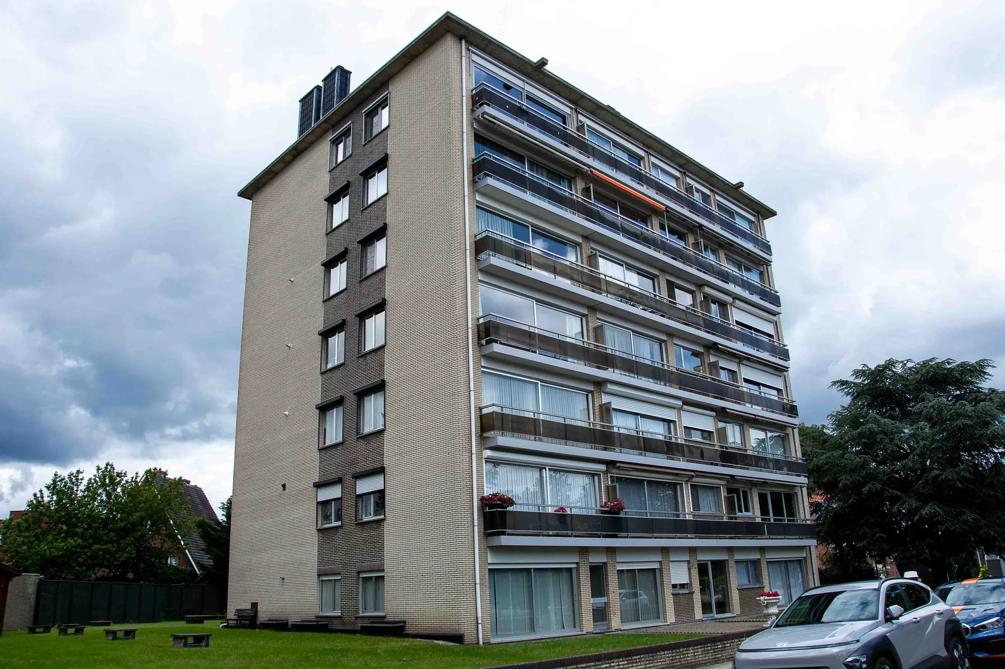 Hoog appartementsgebouw met vernieuwde kalei-gevel in beige en bruin, gerenoveerd door Energy Protect voor verbeterde isolatie en uitstraling.