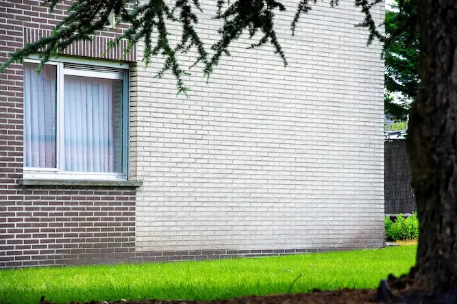 Detail van gerenoveerde gevel met frisse beige kalei-afwerking door Energy Protect, verbeterde isolatie en strakke uitstraling.