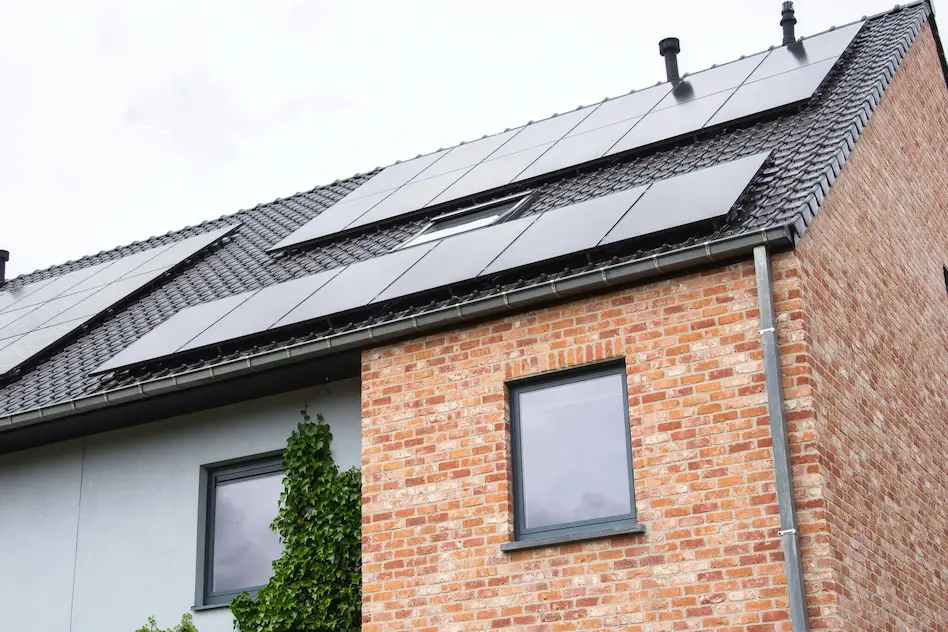 Een rij strak geplaatste zonnepanelen op een schuin pannendak door Energy Protect.