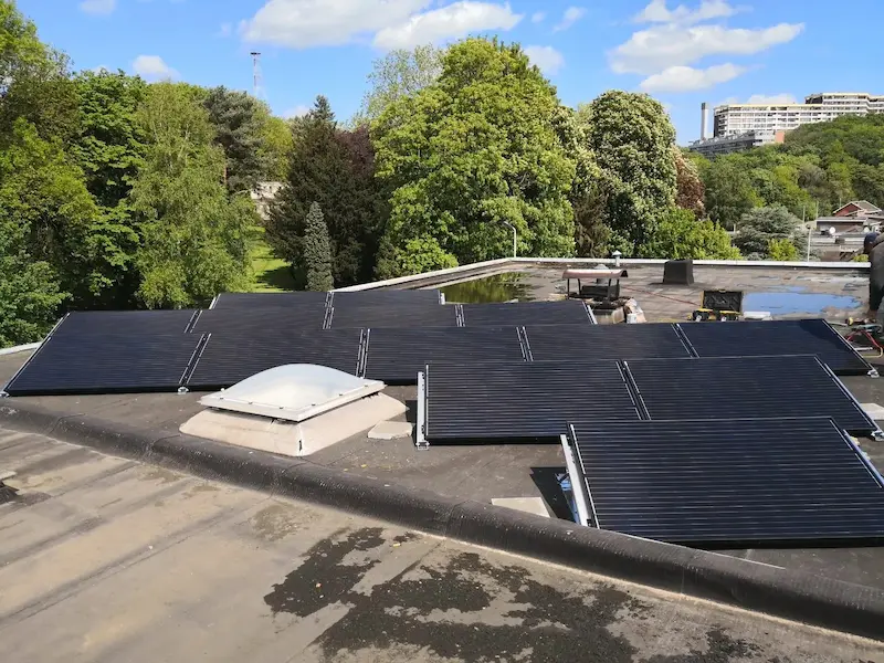 Professionele installatie van zonnepanelen op een plat dak door de experts van Energy Protect.