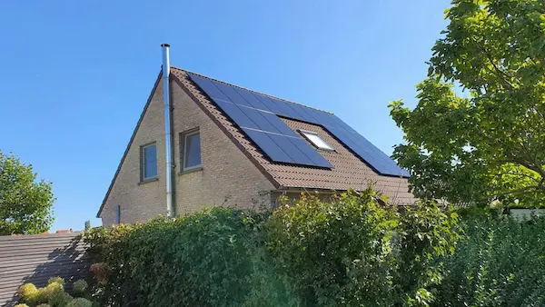 Vakkundige installatie van zwarte zonnepanelen op een schuin pannendak door Energy Protect.