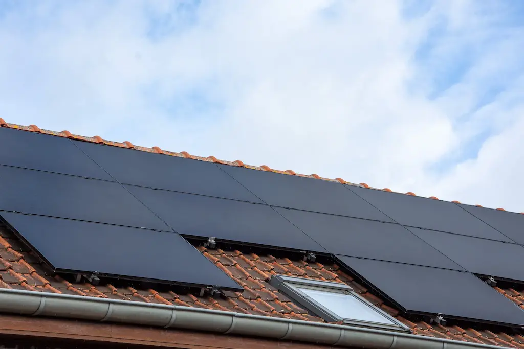 Volledige installatie van zwarte zonnepanelen op een schuin dak door Energy Protect.
