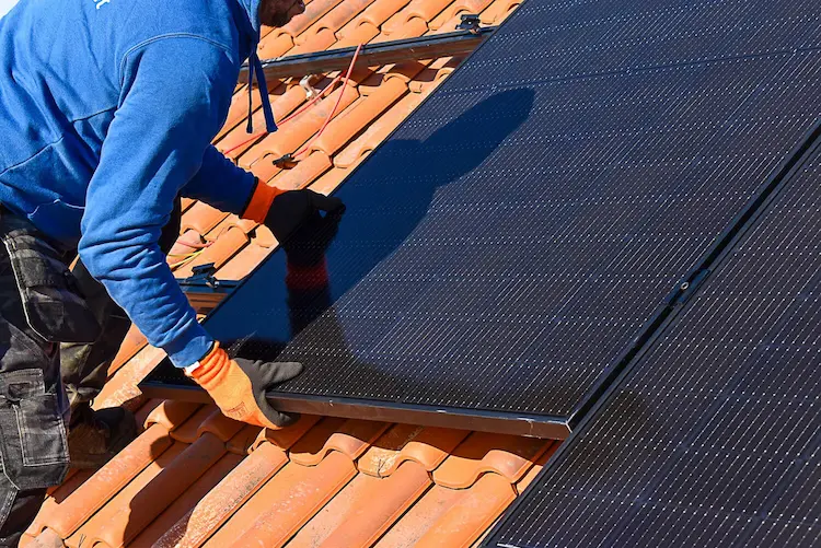 Strak gemonteerde zonnepanelen op een schuin pannendak door de experts van Energy Protect. Een duurzame investering die direct zorgt voor maximale energiebesparing.