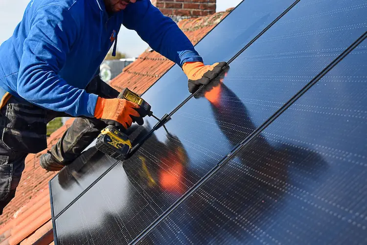 Vakkundige montage van een zonnepanelensysteem door de experts van Energy Protect. Een slimme investering die direct zorgt voor een lagere energiefactuur.