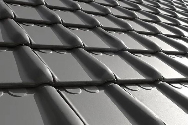 Grijze keramische dakpannen met strakke afwerking, duurzame en weerbestendige dakbedekking voor energiezuinige woningen.