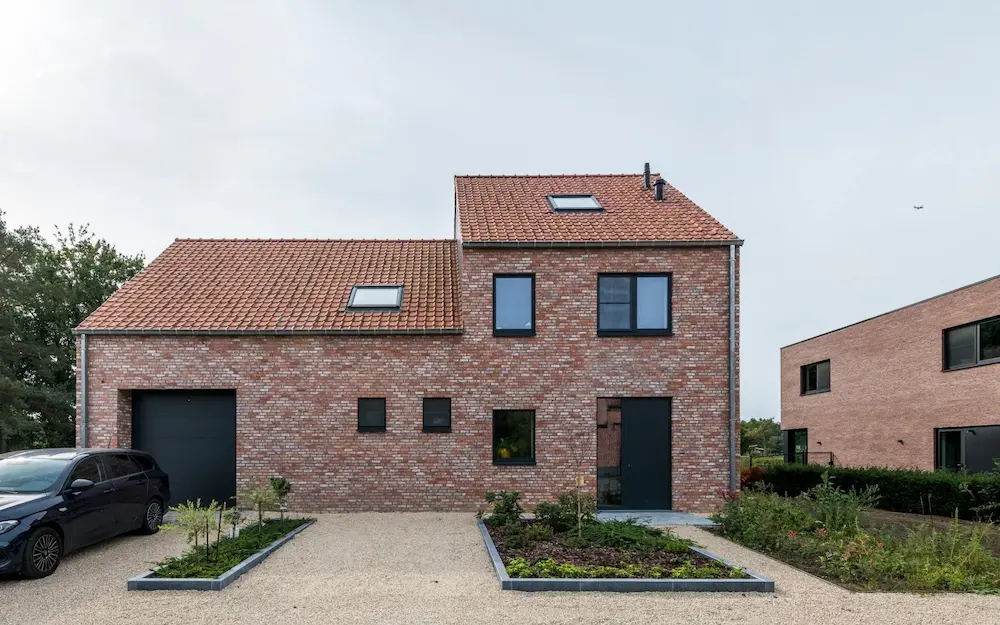 Vrijstaande woning met een nieuw dak van rode stormpannen, gerealiseerd door Energy Protect.