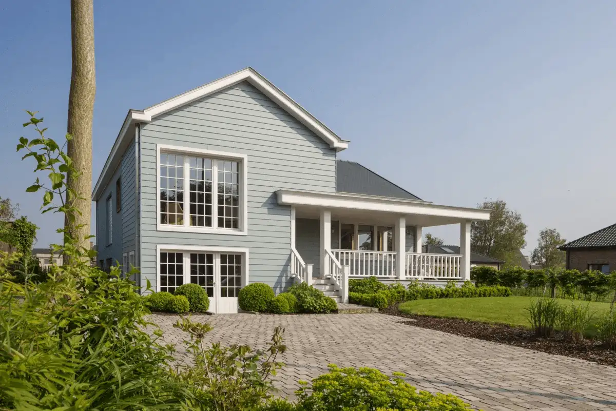 Vrijstaande woning met lichtblauwe sidings als gevelbekleding, afgewerkt door Energy Protect.