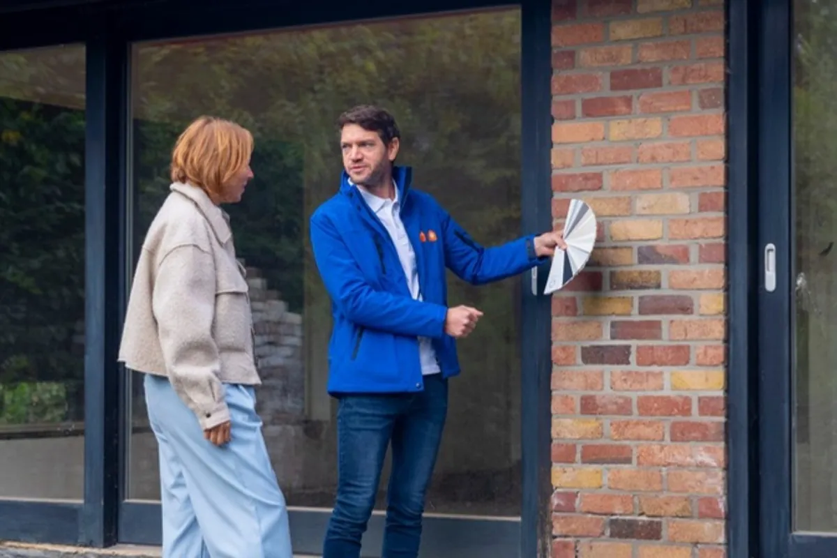 Expert van Energy Protect toont kleurstalen voor de gevel aan een klant
