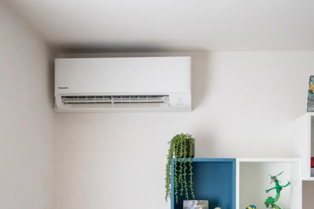 Airco binnenunit aan de muur van een thuiswerkplek