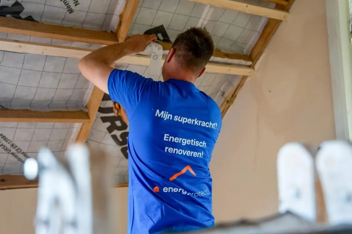 Technieker van Energy Protect isoleert het dak langs de binnenkant