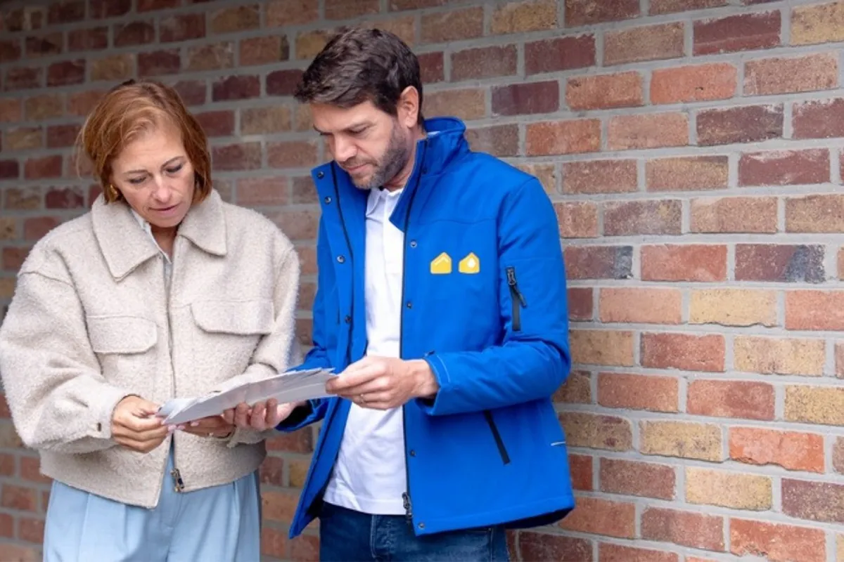 Expert van Energy Protect overloopt een renovatieplan met een klant
