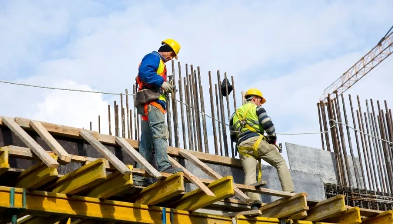 Ouvriers du BTP sur un chantier couverts par une assurance responsabilité civile professionnelle.