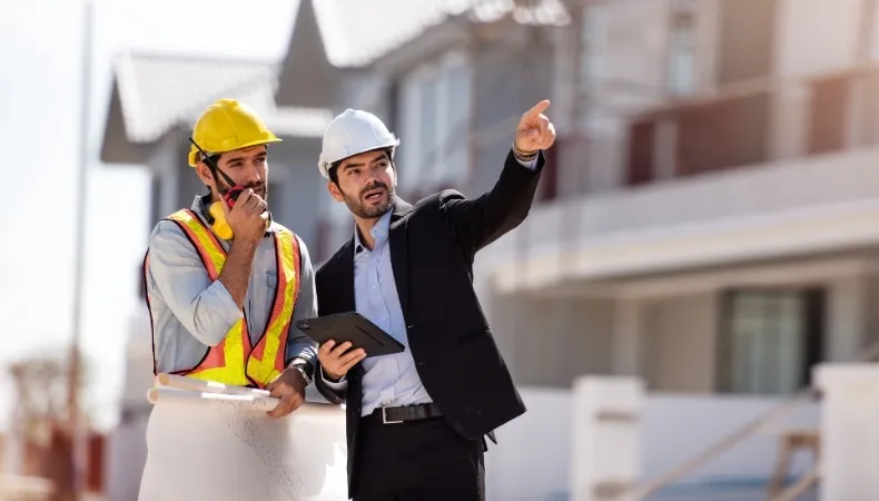Professionnels du BTP sécurisant l'activité de leur chantier avec une garantie perte d'exploitation.
