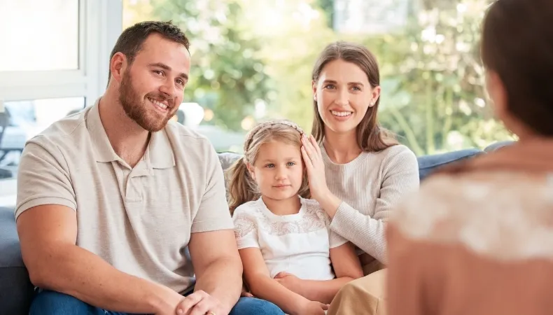 Famille en entretien de conseil pour leur mutuelle santé et prévoyance.