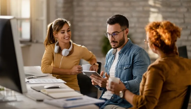 Collaborateurs échangeant dans leurs locaux protégés par une assurance multirisque professionnelle.