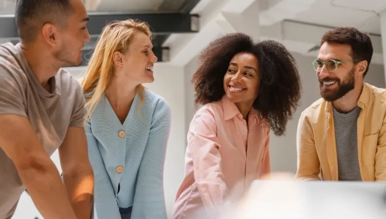Équipe de collaborateurs en entreprise bénéficiant d'une mutuelle santé collective.