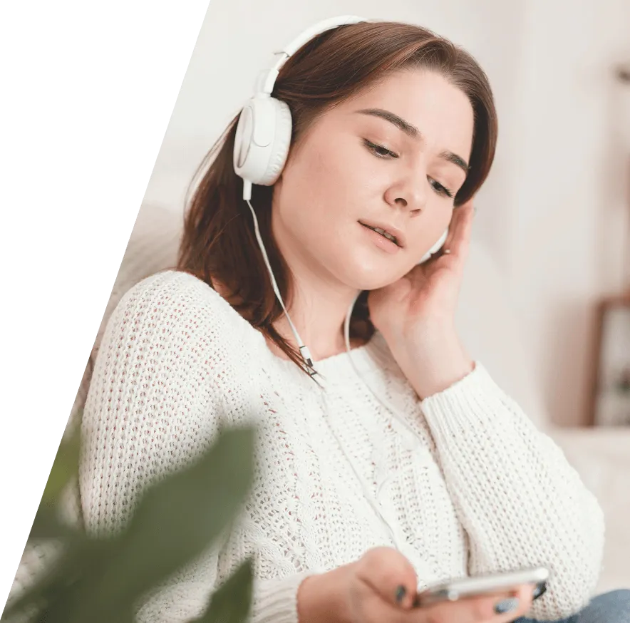 Auditrice écoutant un épisode du podcast Le Bureau Smart de SmartCourtage.fr.