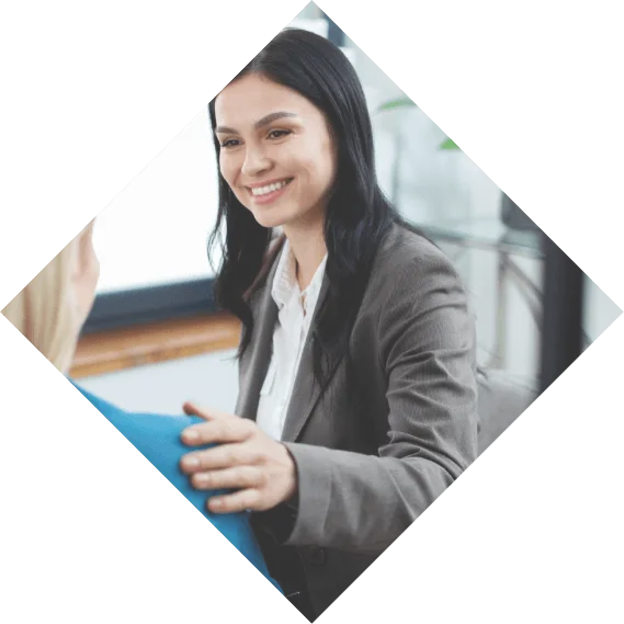 Courtière SmartCourtage en entretien de conseil et d'accompagnement avec un client.