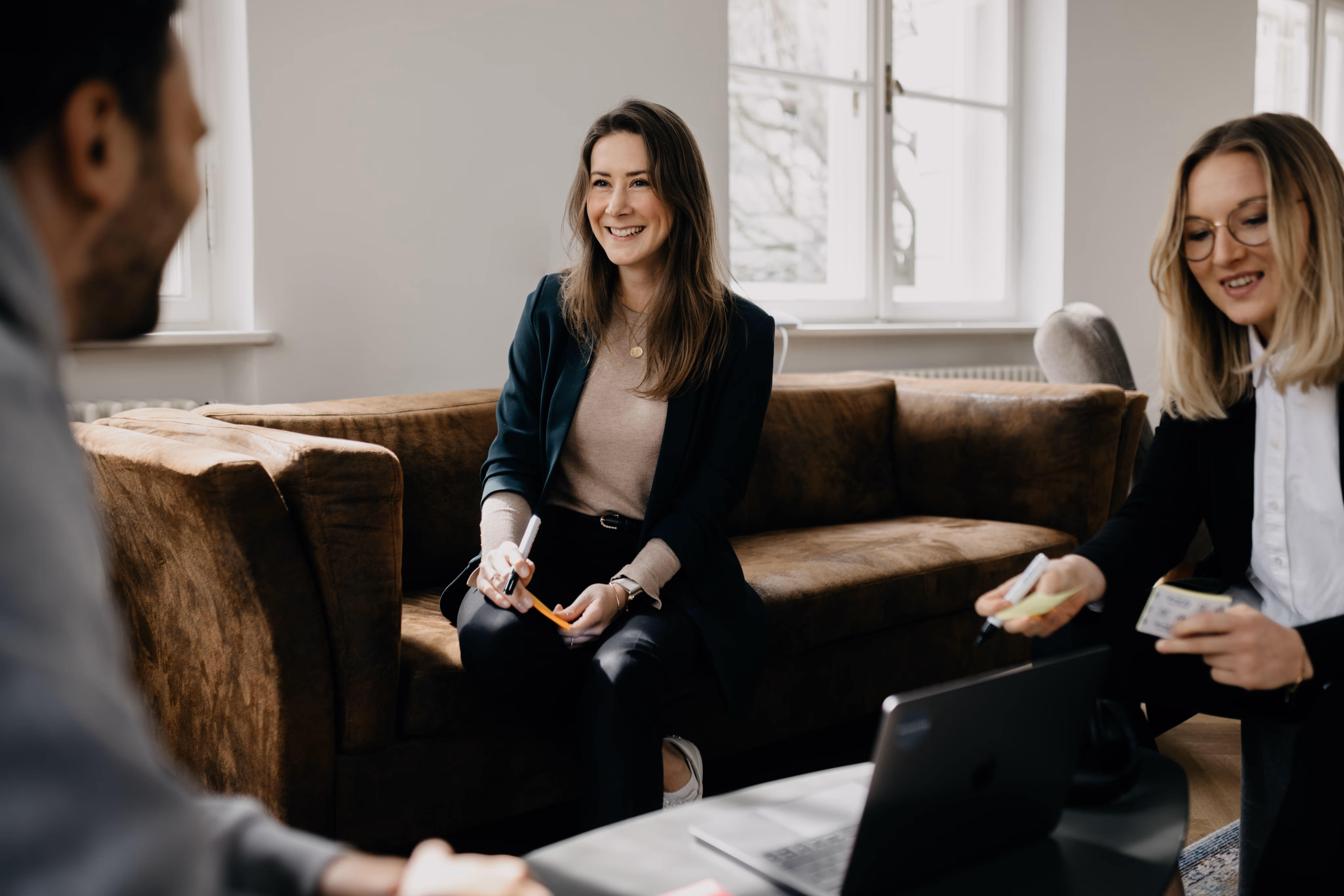 Frau auf Sofa in Business Kleidung