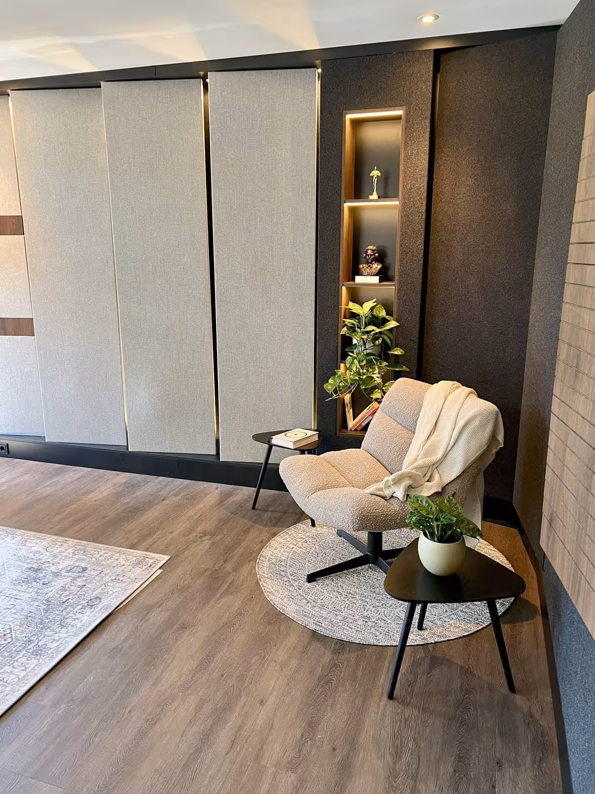 Detail photo of the main studio depicting a relaxing chair and awards that by RAVEN has won