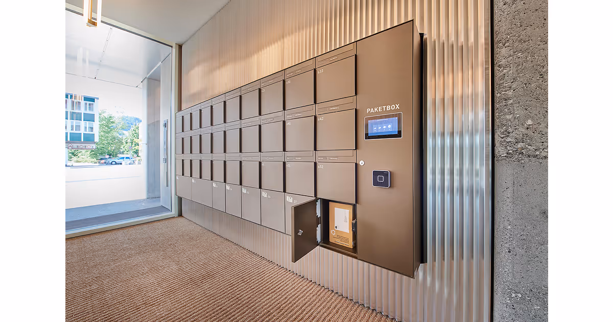 Smart parcel lockers