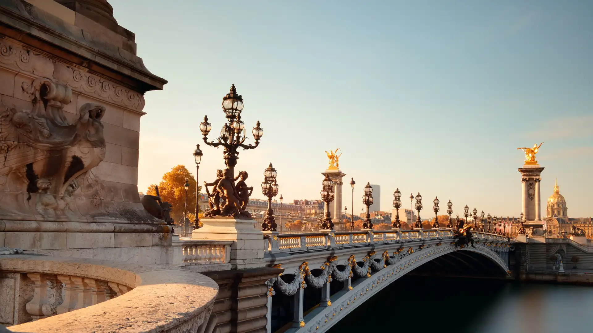 Pont Alexandre III à Paris au coucher du soleil, proche des grandes cliniques esthétiques de luxe