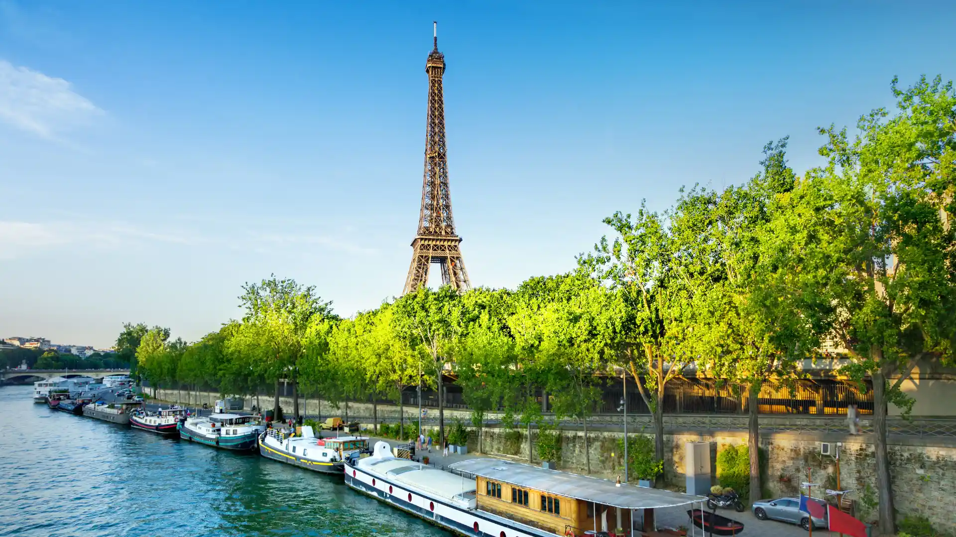 Vue sur la Tour Eiffel et les quais de Seine à Paris, ville de référence pour la chirurgie esthétique