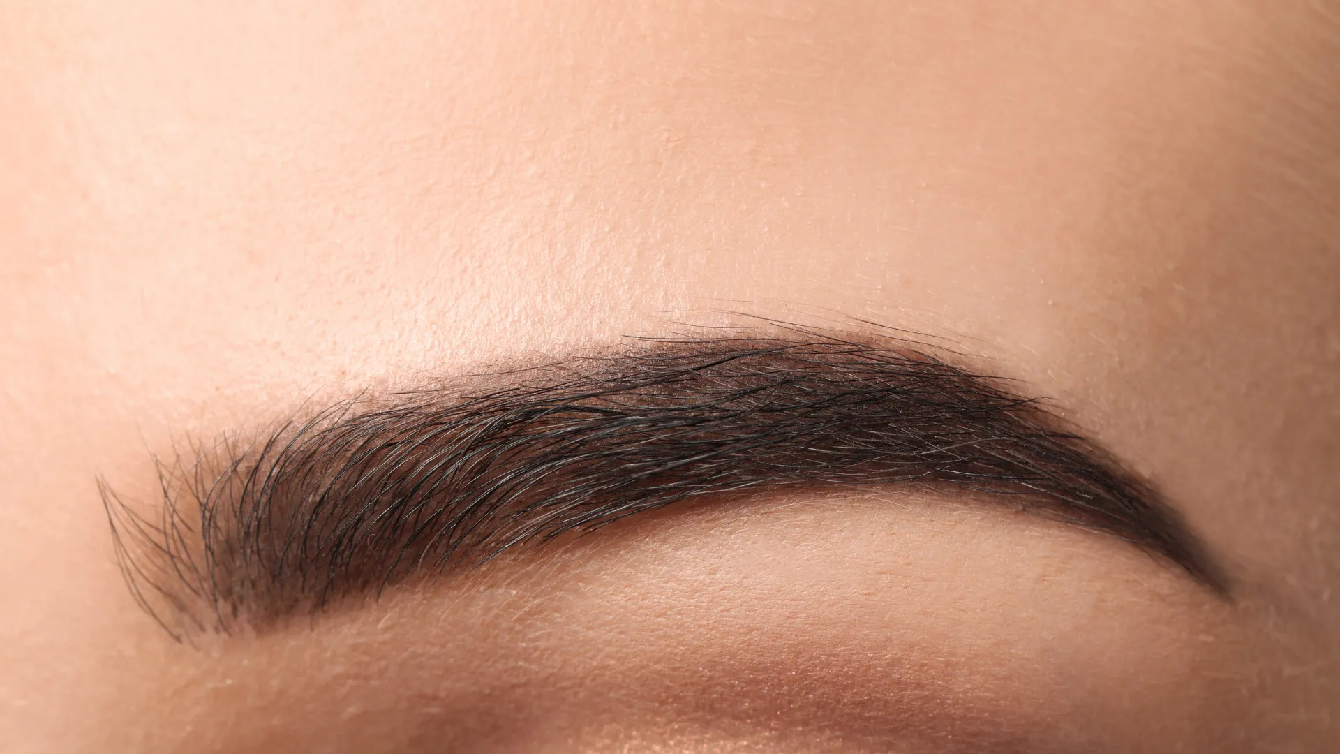 Greffe de sourcils à Paris – Techniques, indications et résultats