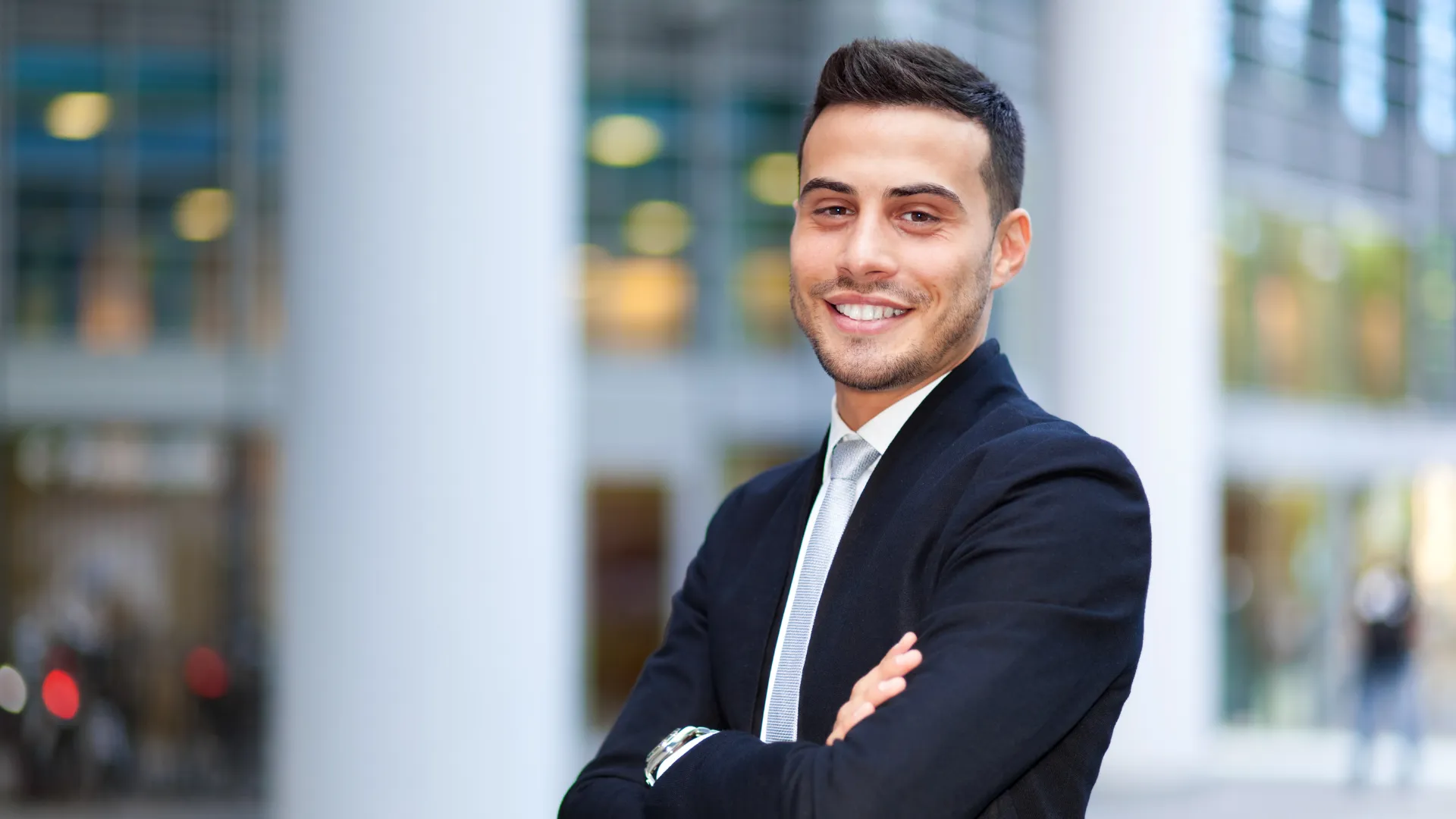 Homme affichant une chevelure dense après une greffe capillaire réussie à la Clinique du Grand Paris.