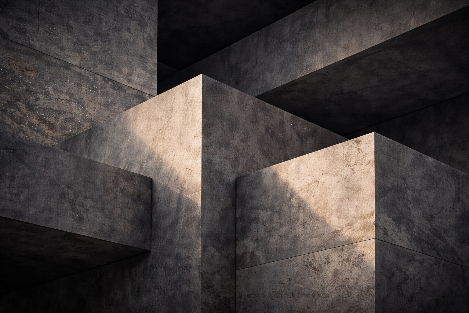 Struttura architettonica astratta con forme geometriche cubiche in cemento illuminate da luce diretta.