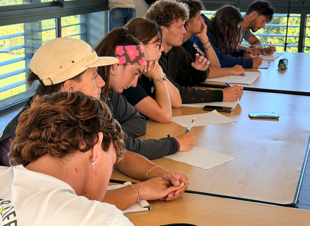 Femme en escalade, formation en activités de pleine nature et dépassement de soi
