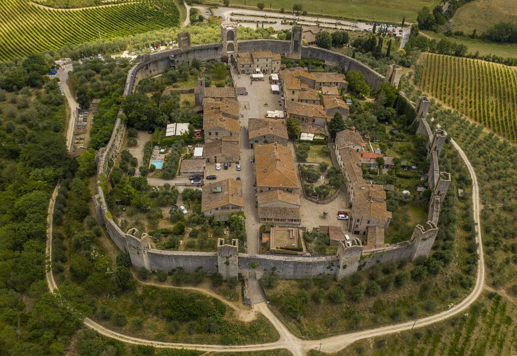 Aerial view of Monteriggioni (https://en.wikipedia.org/wiki/Monteriggioni) by Maurizio Moro5153, July 14, 2020. Creative Commons BY 3.0 license.