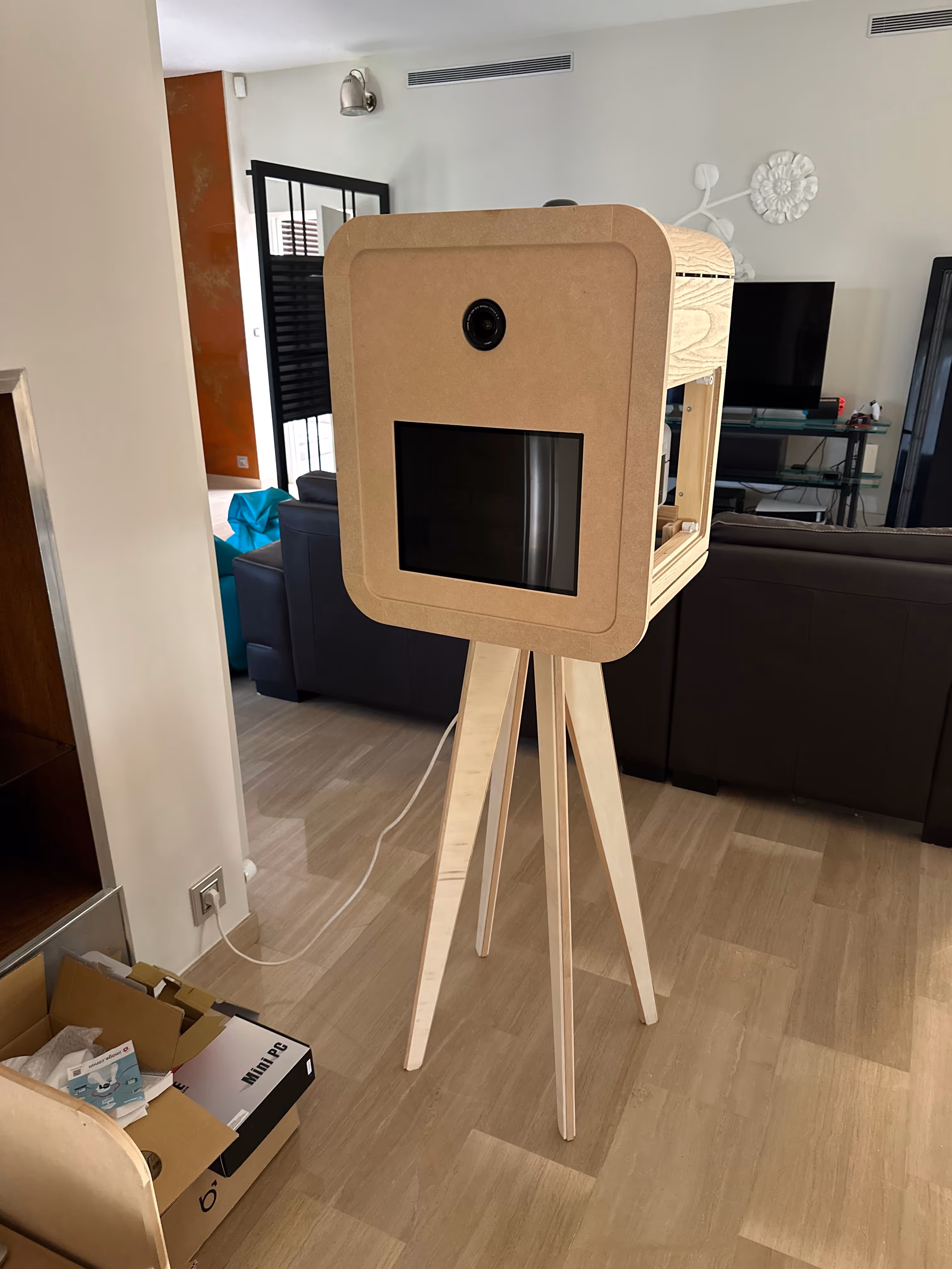 Appareil photo en bois avec écran sur un trépied 
Location de borne à selfie