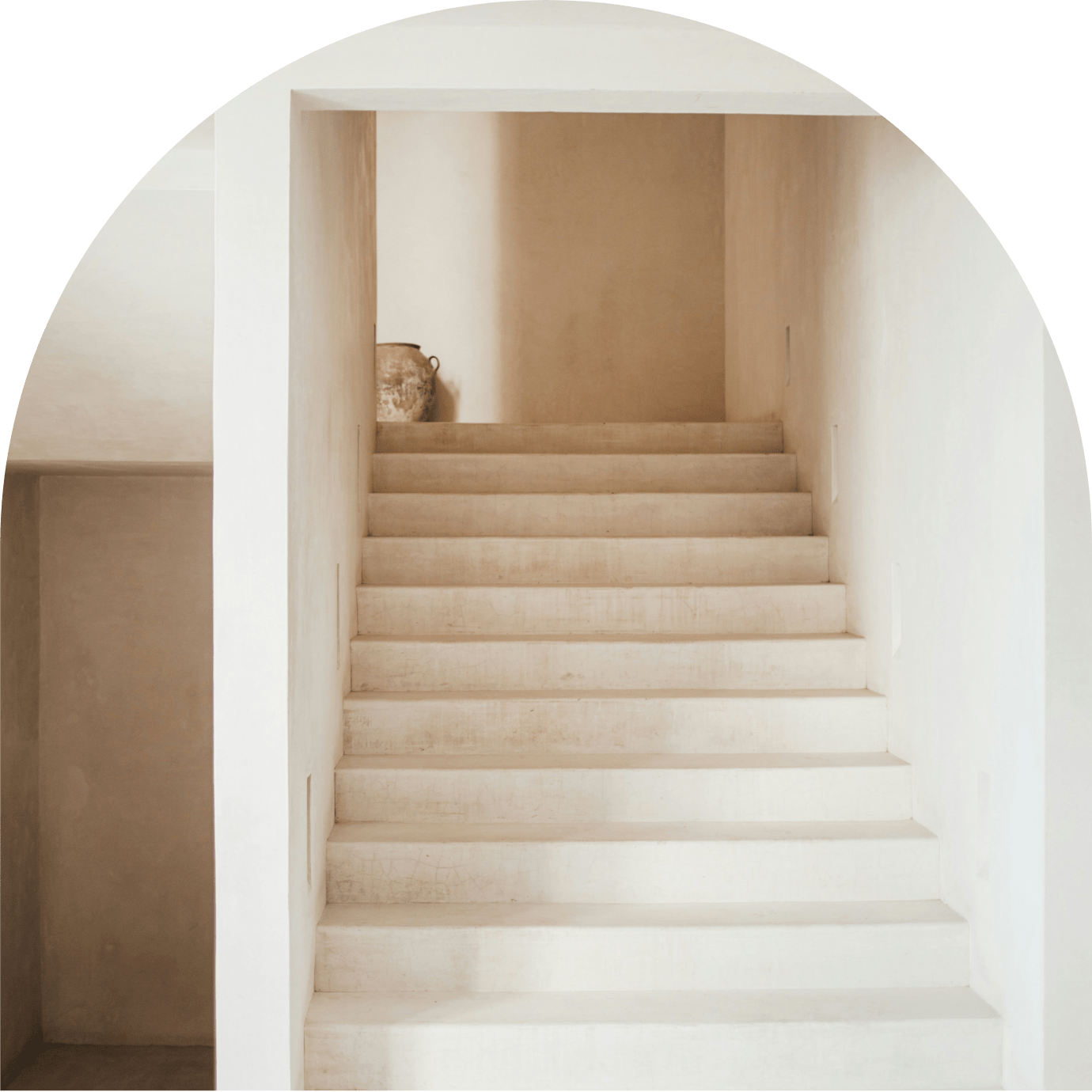 Een beige trap met warm licht en een natuurlijke uitstraling,voor een persoonlijke coach