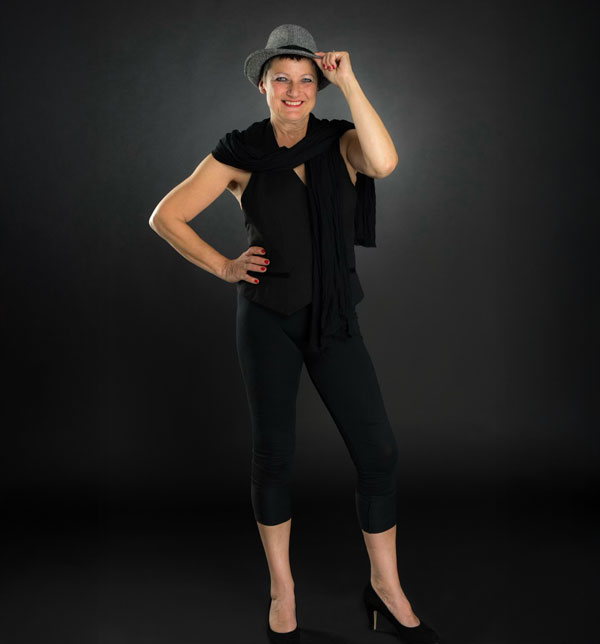 Nora Blumenau in Schwarz gekleidet