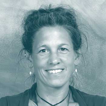 Angela Fuß, lächelnd mit Hochsteckfrisur