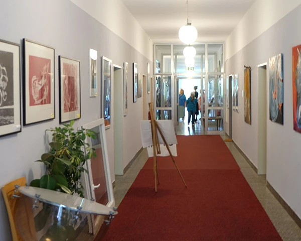 Gänge der Atelierhäuser beim Tag der offenen Ateliers, mit Bildern an den Wänden