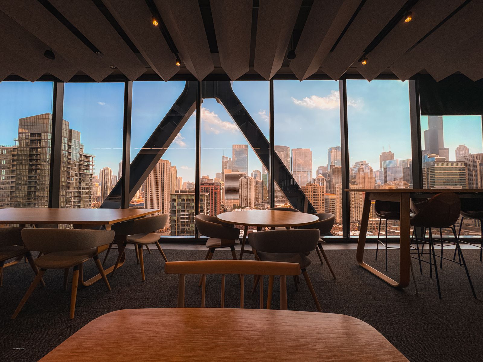 Bürointerieur mit Blick auf die Skyline durch große Fenster