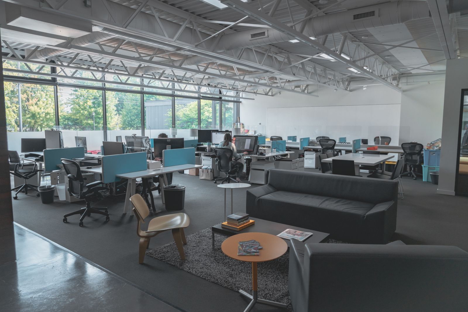 Modernes Büro mit Schreibtischen und viel Tageslicht