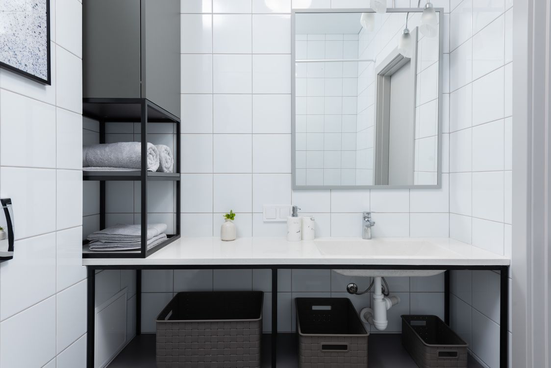 Modernes, helles Badezimmer mit Fliesen und Waschbecken