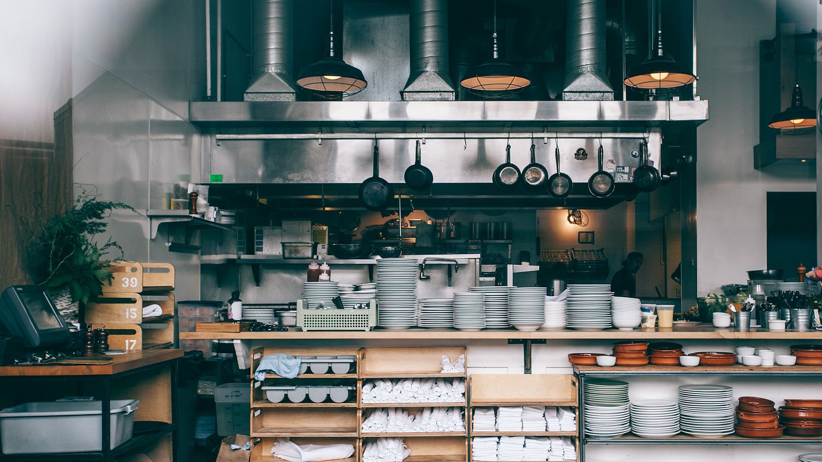 Professionelle Restaurantküche mit Edelstahlflächen und Geschirr