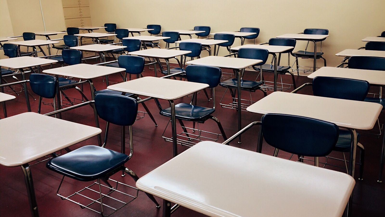 Ordentlich aufgestellte Stühle und Tische in einem Schulzimmer