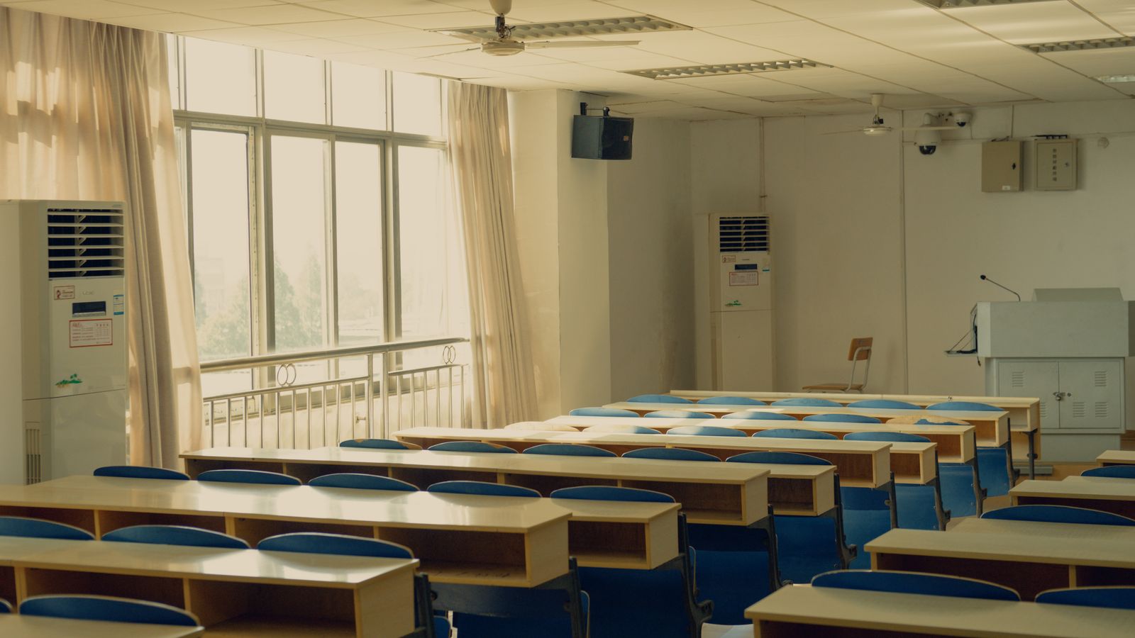Reihen von Tischen und Stühlen in einem Klassenraum