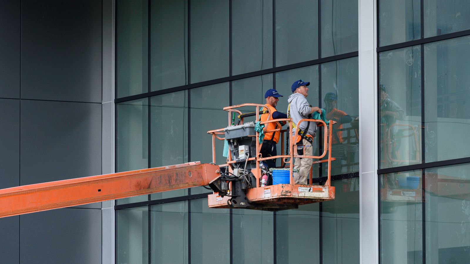 Fensterreinigung einer großen Glasfläche von einer Arbeitsbühne aus