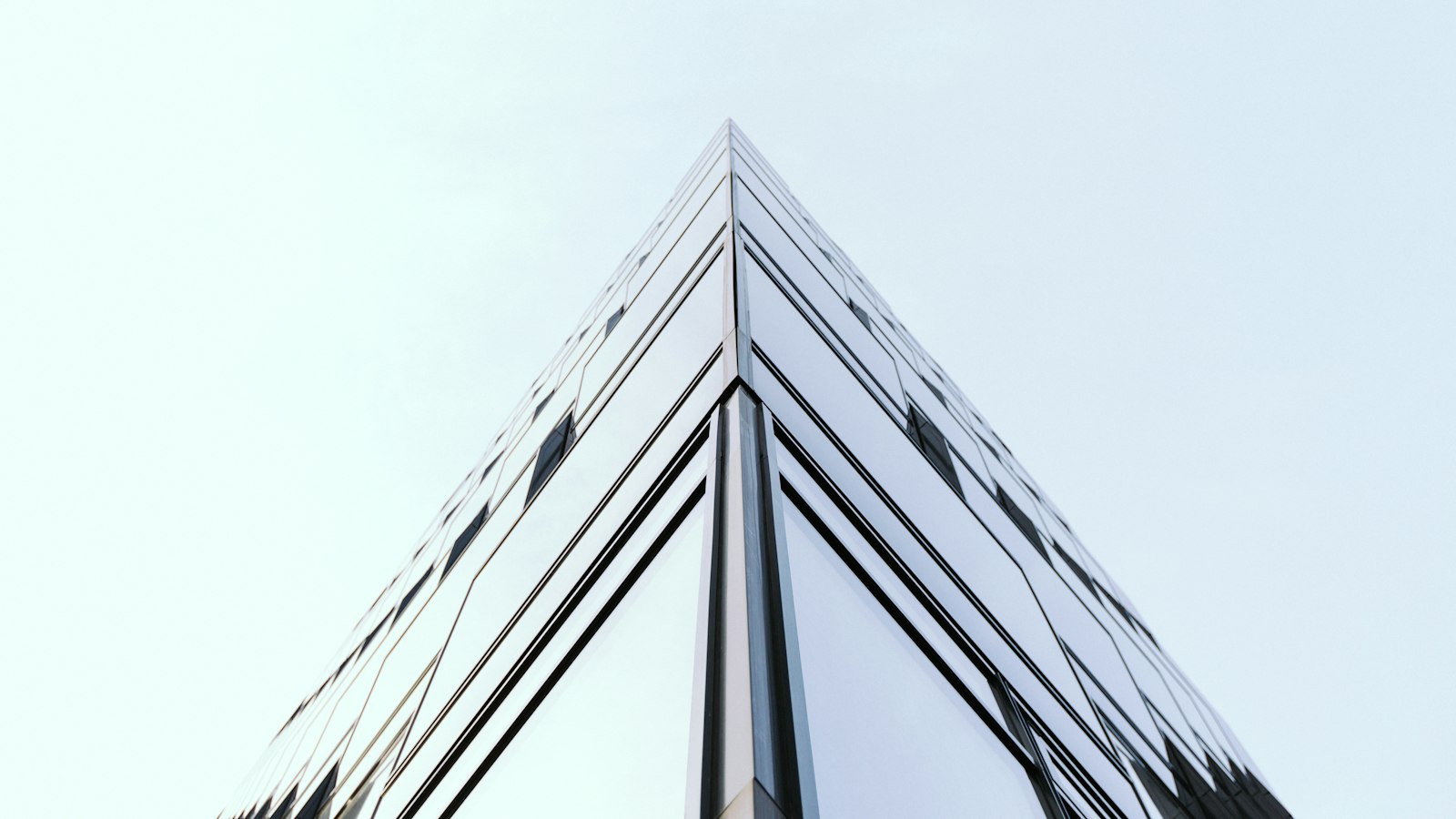 Gläserne Bürofassade eines Gebäudes in Berlin