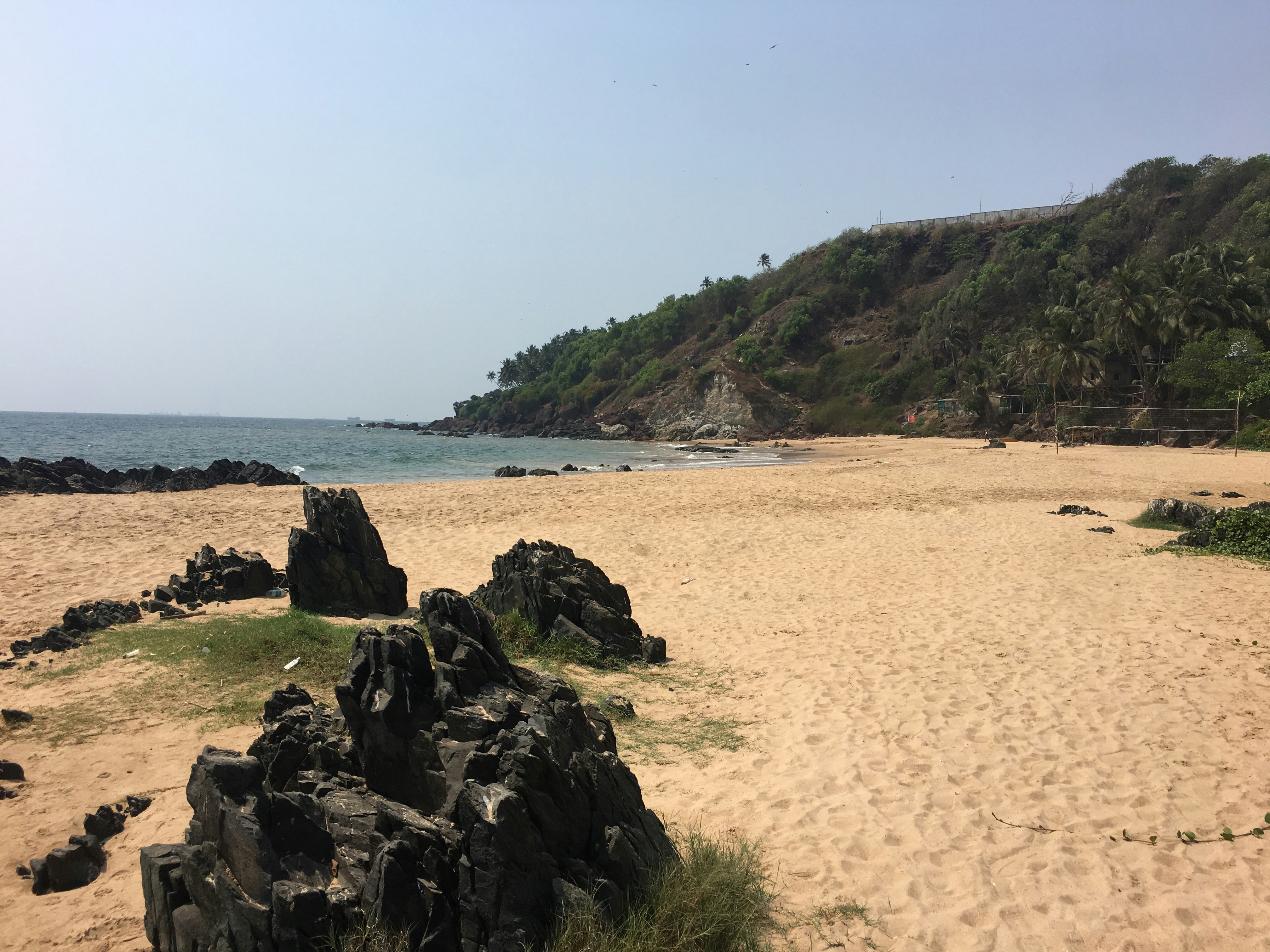 A hidden beach in North Goa | Photo by Zoshua Colah on Unsplash