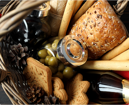 Photo d'un panier contenant du pain, des olives et des biscuits